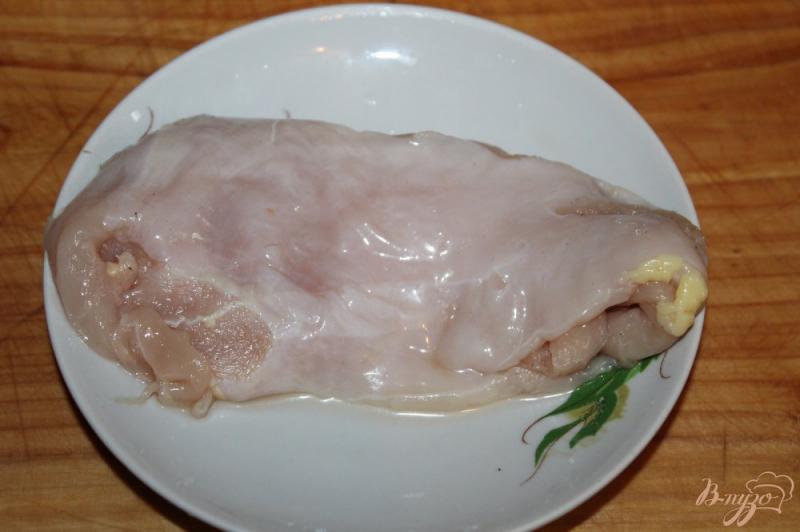 Фото приготовление рецепта: Пряная куриная грудка с сыром и соусом песто шаг №1