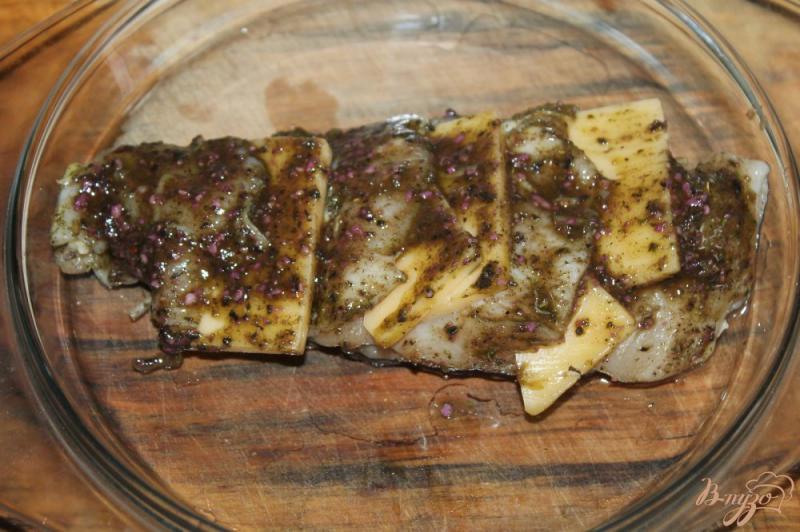 Фото приготовление рецепта: Пряная куриная грудка с сыром и соусом песто шаг №5