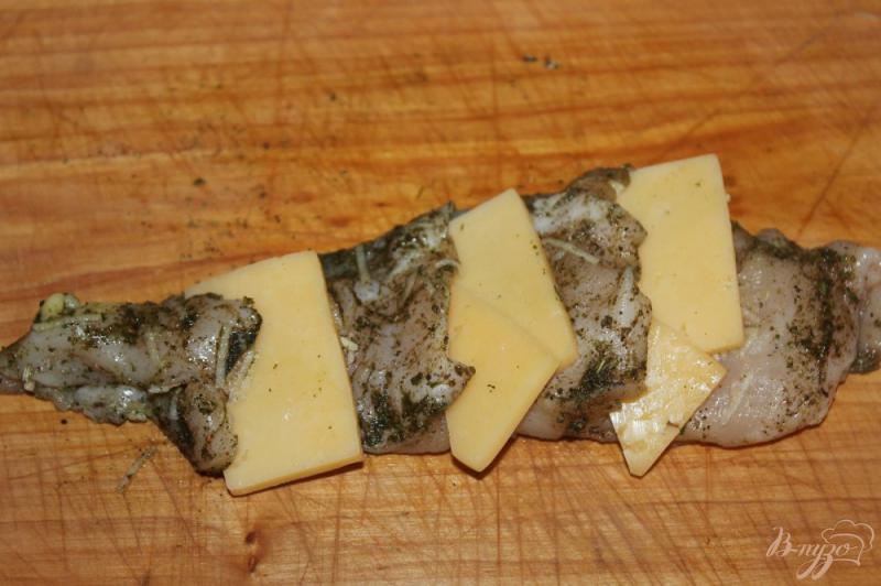 Фото приготовление рецепта: Пряная куриная грудка с сыром и соусом песто шаг №4