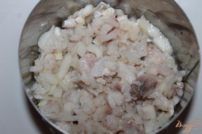 Фото приготовление рецепта: Слоеный салат с маринованной рыбой и картофелем шаг №2