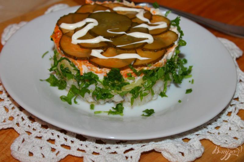 Фото приготовление рецепта: Слоеный салат с маринованной рыбой и картофелем шаг №7