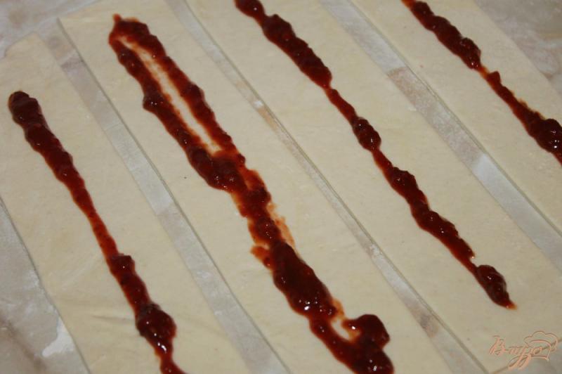 Фото приготовление рецепта: Слоеные палочки с колбасой, помидорами и фетой шаг №2