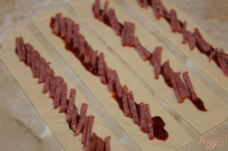 Фото приготовление рецепта: Слоеные палочки с колбасой, помидорами и фетой шаг №3