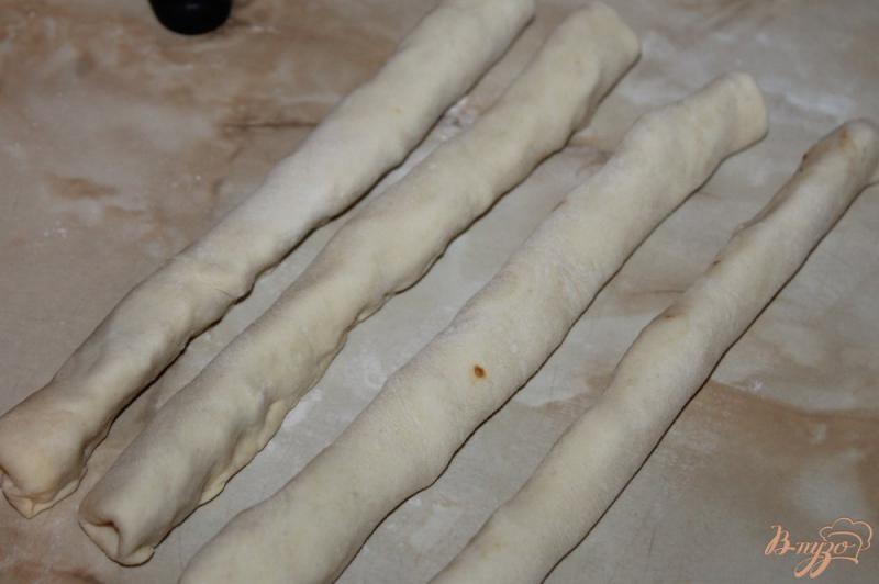 Фото приготовление рецепта: Слоеные палочки с колбасой, помидорами и фетой шаг №5