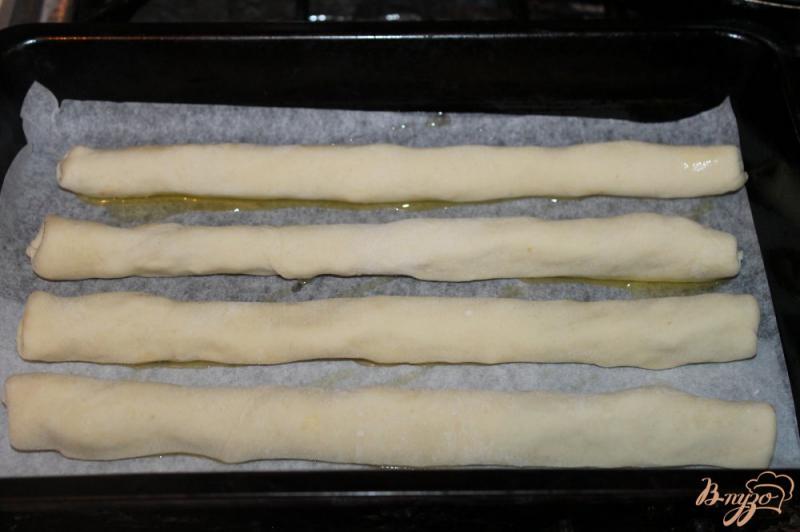 Фото приготовление рецепта: Слоеные палочки с колбасой, помидорами и фетой шаг №6