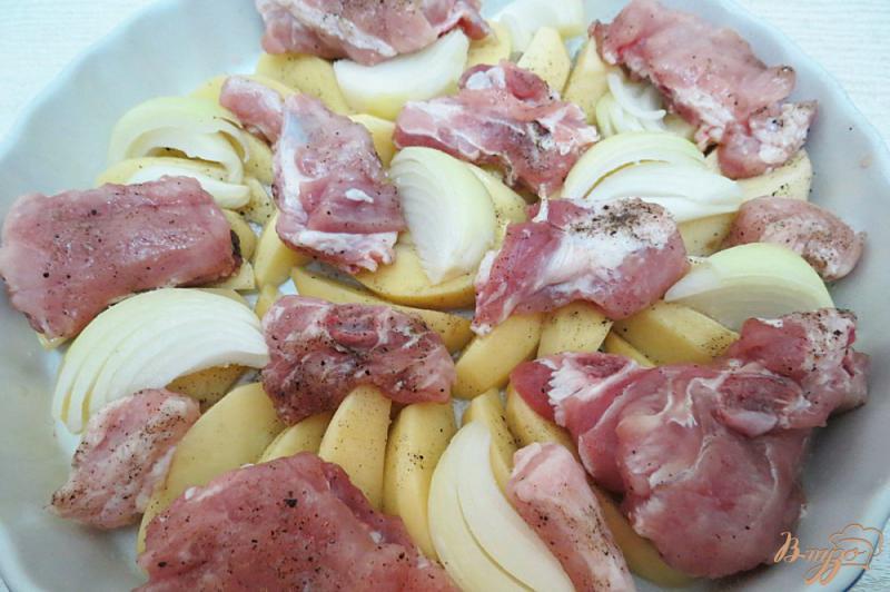 Фото приготовление рецепта: Свиные рёбрышки с картофелем и розмарином, запеченные шаг №4