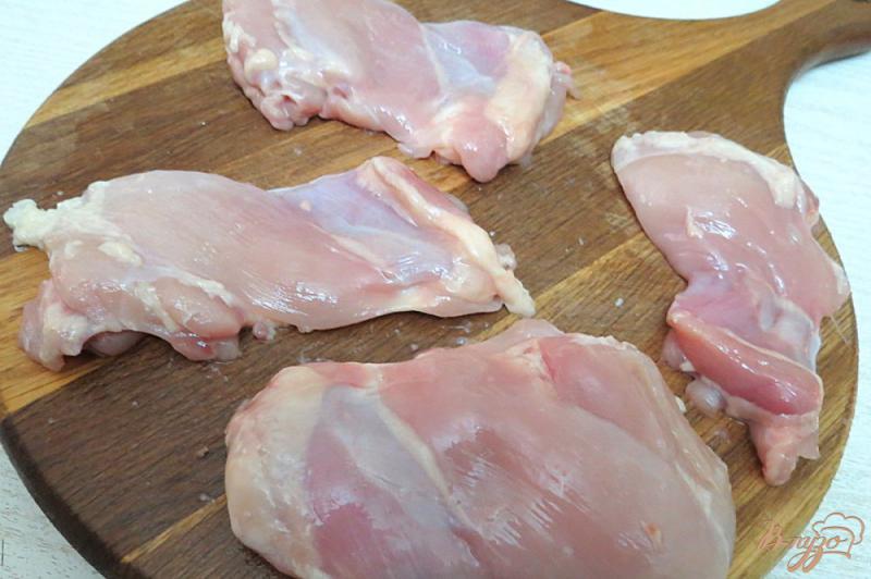 Фото приготовление рецепта: Куриные отбивные из бёдер с чесноком шаг №2