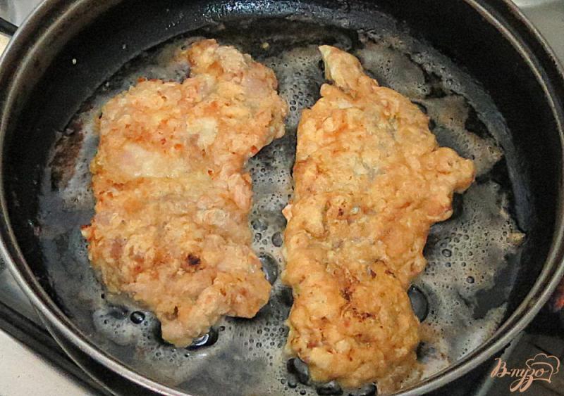 Фото приготовление рецепта: Куриные отбивные из бёдер с чесноком шаг №7