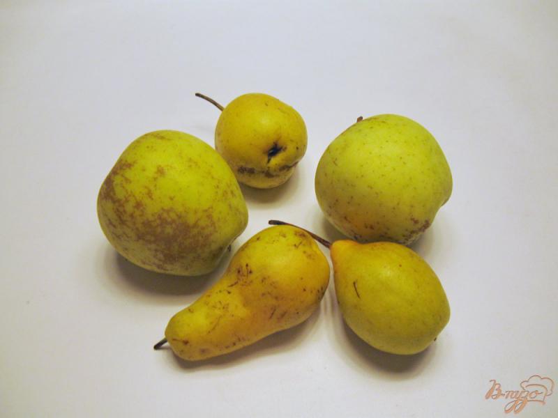 Фото приготовление рецепта: Десерт из яблок, груш и айвового варенья шаг №1