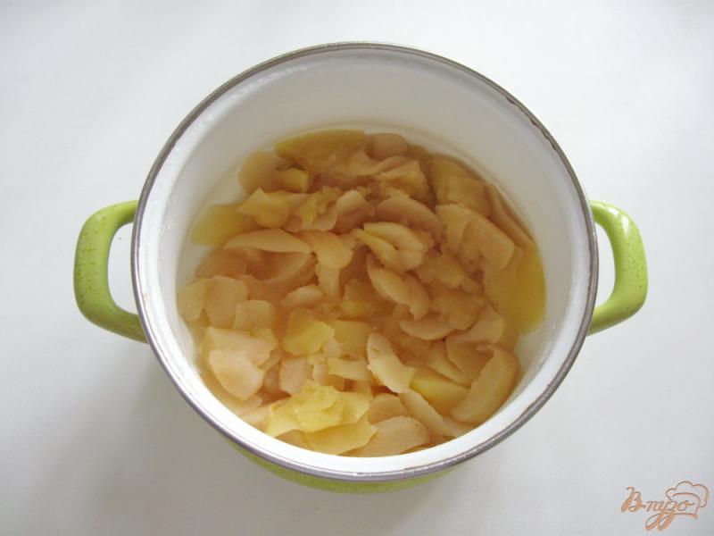 Фото приготовление рецепта: Десерт из яблок, груш и айвового варенья шаг №3