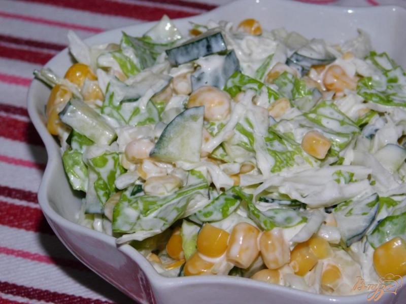 Фото приготовление рецепта: Салат с капустой и кукурузой шаг №5