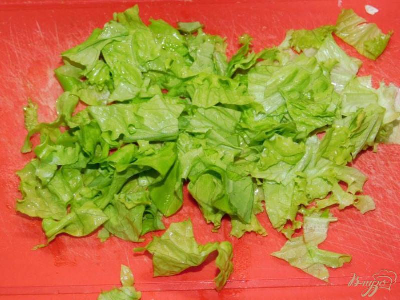 Фото приготовление рецепта: Салат с капустой и кукурузой шаг №4