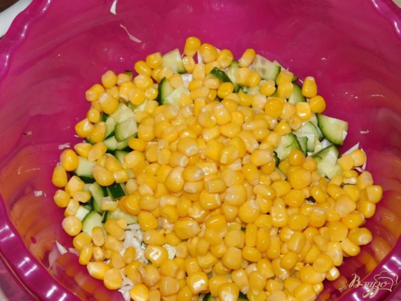 Фото приготовление рецепта: Салат с капустой и кукурузой шаг №3