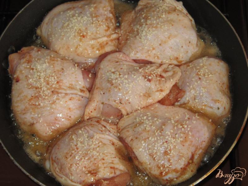 Фото приготовление рецепта: Аппетитные жареные куриные бедра шаг №3