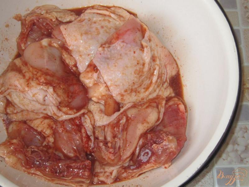 Фото приготовление рецепта: Аппетитные жареные куриные бедра шаг №2