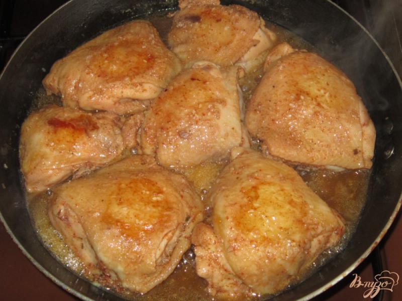 Фото приготовление рецепта: Аппетитные жареные куриные бедра шаг №4