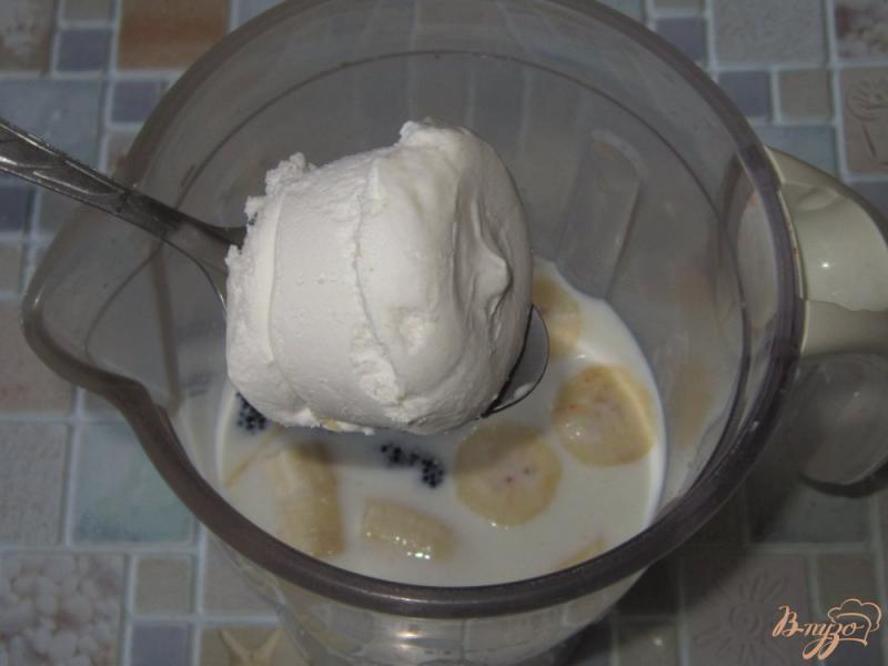 Фото приготовление рецепта: Молочный коктейль с шелковицей и сливой шаг №4