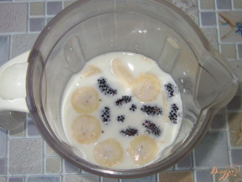 Фото приготовление рецепта: Молочный коктейль с шелковицей и сливой шаг №3