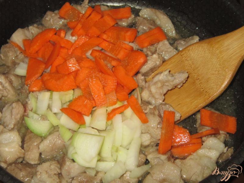 Фото приготовление рецепта: Рагу из свинины с кабачками и картофелем шаг №2