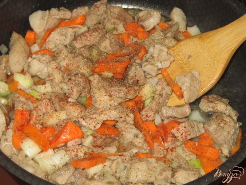 Фото приготовление рецепта: Рагу из свинины с кабачками и картофелем шаг №3