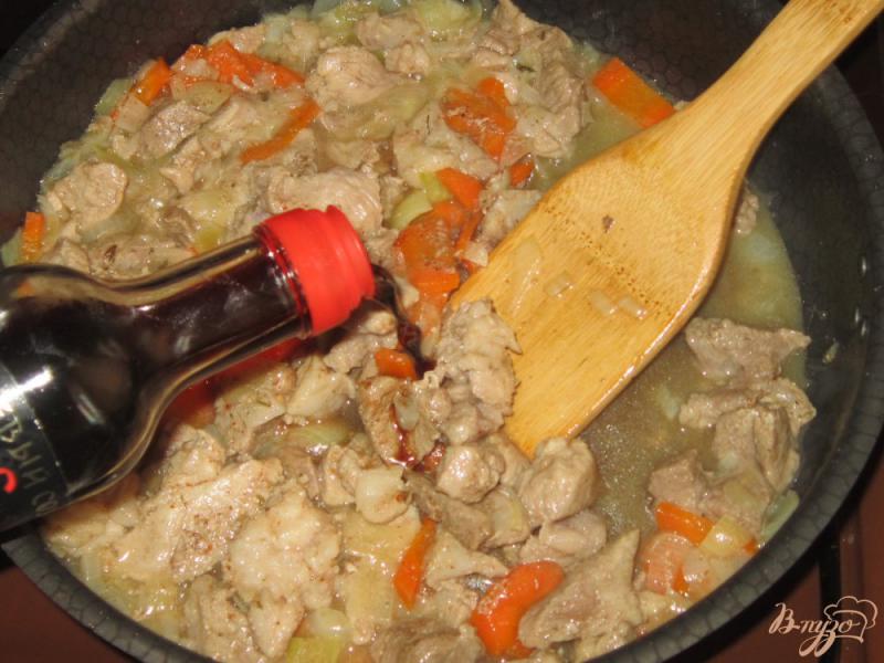 Фото приготовление рецепта: Рагу из свинины с кабачками и картофелем шаг №4
