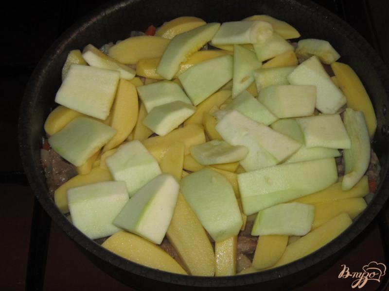 Фото приготовление рецепта: Рагу из свинины с кабачками и картофелем шаг №5