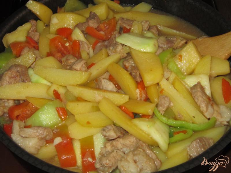 Фото приготовление рецепта: Рагу из свинины с кабачками и картофелем шаг №8