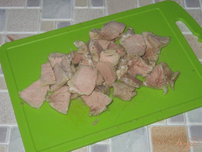 Фото приготовление рецепта: Салат с крабовыми палочками и свининой шаг №1