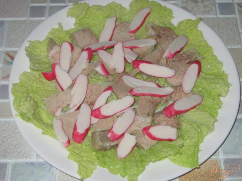 Фото приготовление рецепта: Салат с крабовыми палочками и свининой шаг №4