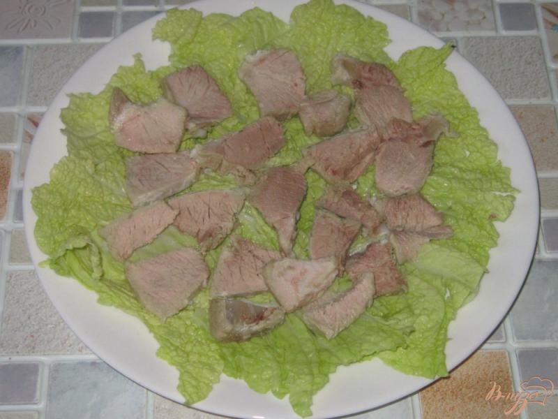 Фото приготовление рецепта: Салат с крабовыми палочками и свининой шаг №3