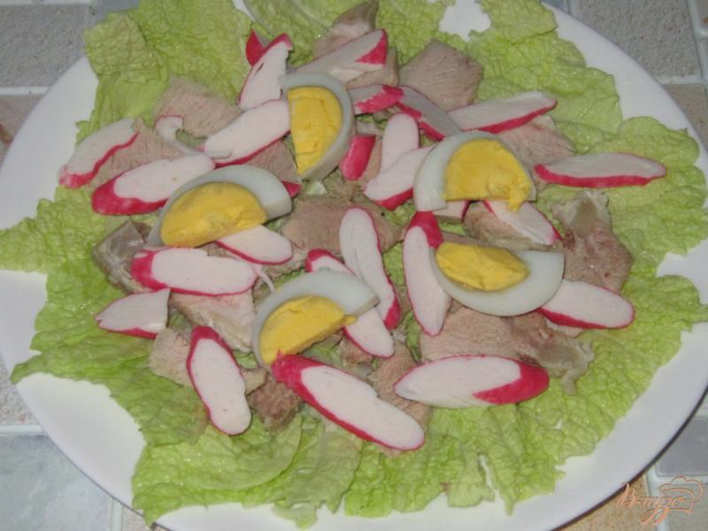 Фото приготовление рецепта: Салат с крабовыми палочками и свининой шаг №5