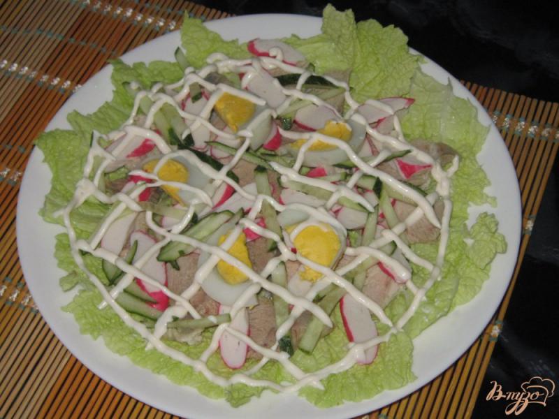Фото приготовление рецепта: Салат с крабовыми палочками и свининой шаг №7