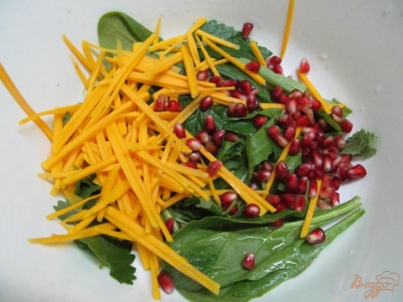 Фото приготовление рецепта: Зеленый салат с тыквой и гранатом шаг №2