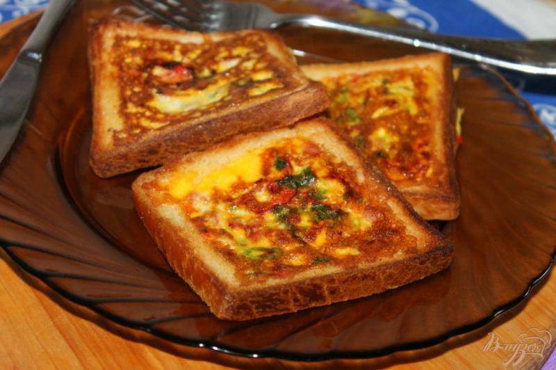 Фото приготовление рецепта: Яичница в тостах на завтрак шаг №6