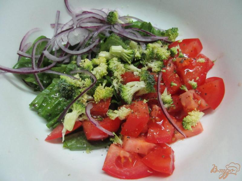 Фото приготовление рецепта: Салат из помидора с брокколи и щавелем шаг №3