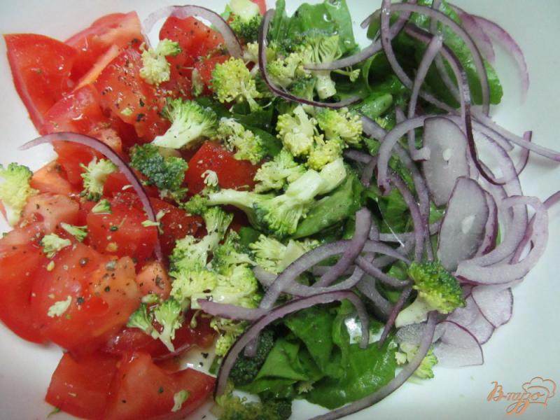 Фото приготовление рецепта: Салат из помидора с брокколи и щавелем шаг №2