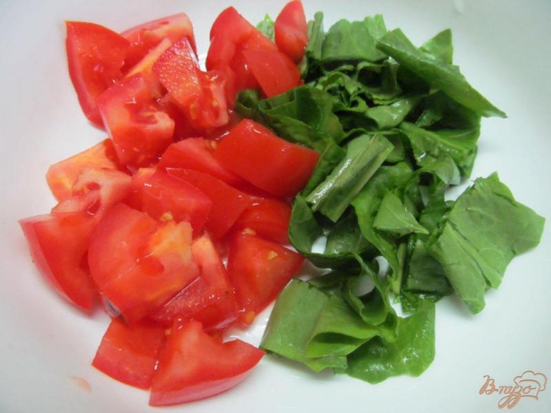 Фото приготовление рецепта: Салат из помидора с брокколи и щавелем шаг №1