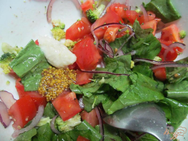 Фото приготовление рецепта: Салат из помидора с брокколи и щавелем шаг №4