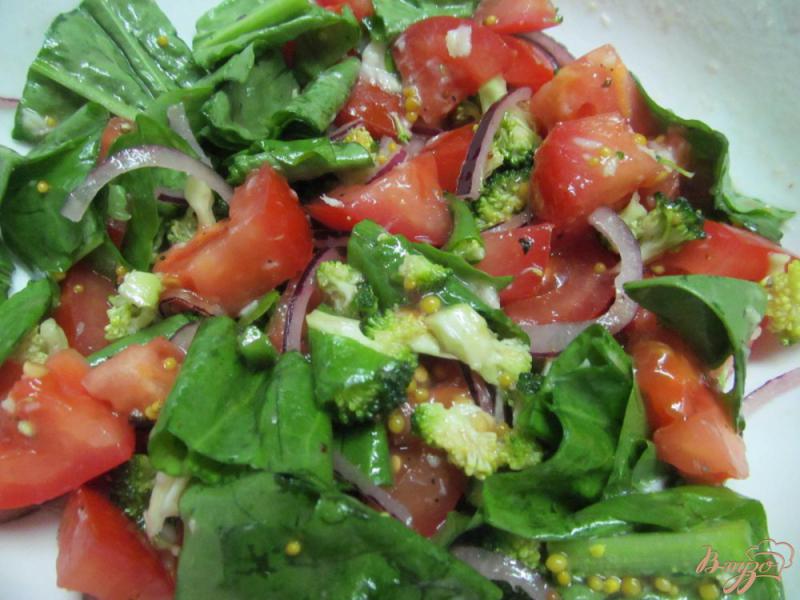 Фото приготовление рецепта: Салат из помидора с брокколи и щавелем шаг №5