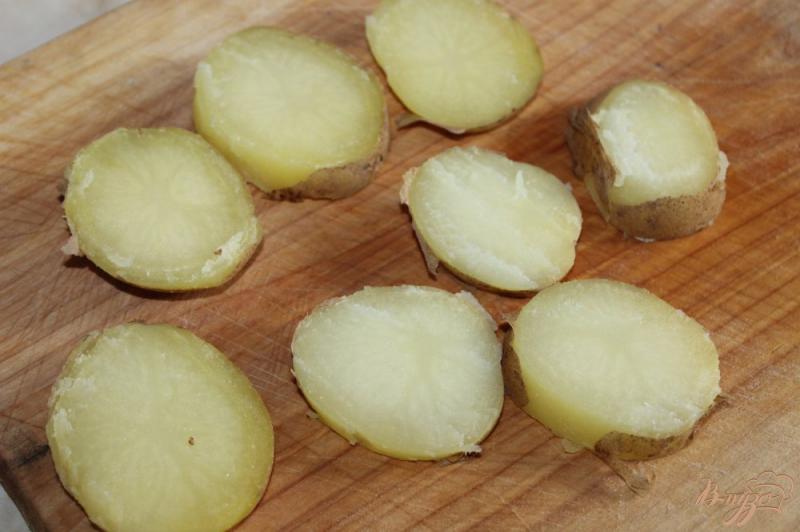 Фото приготовление рецепта: Картофельные шашлыки с луком и салом шаг №2