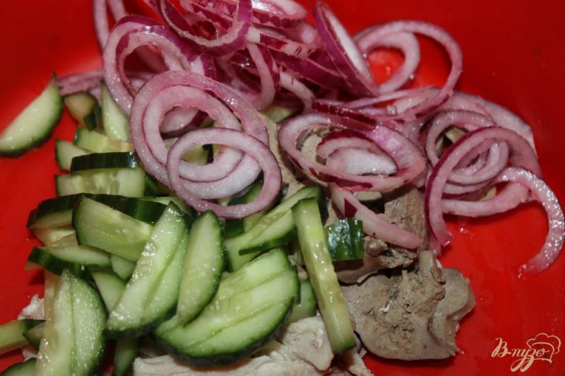 Фото приготовление рецепта: Салат с отварной куриным мясом, печенью и овощами шаг №3