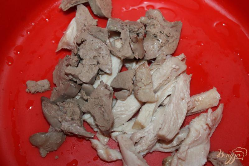 Фото приготовление рецепта: Салат с отварной куриным мясом, печенью и овощами шаг №1