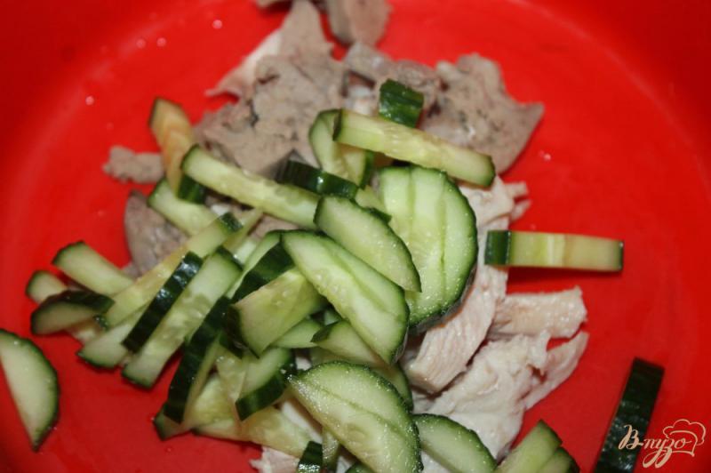 Фото приготовление рецепта: Салат с отварной куриным мясом, печенью и овощами шаг №2