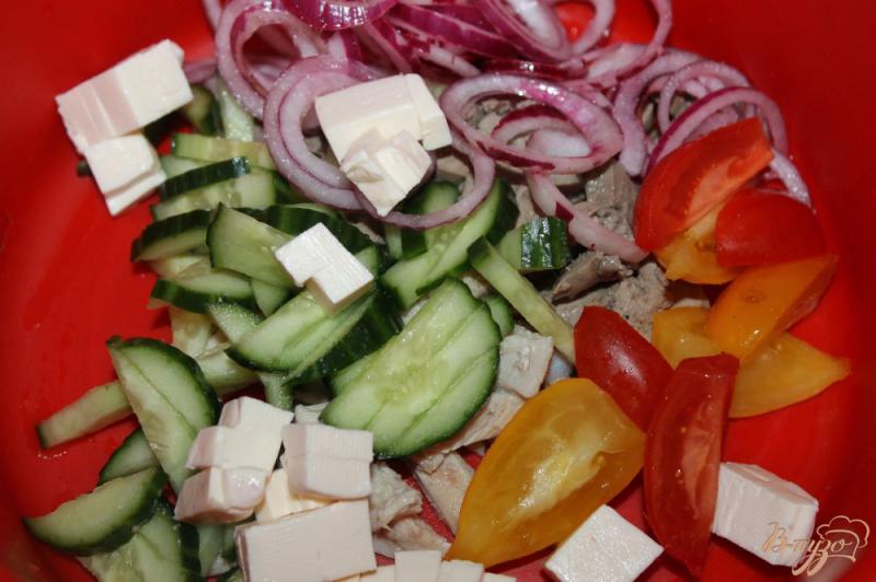 Фото приготовление рецепта: Салат с отварной куриным мясом, печенью и овощами шаг №4
