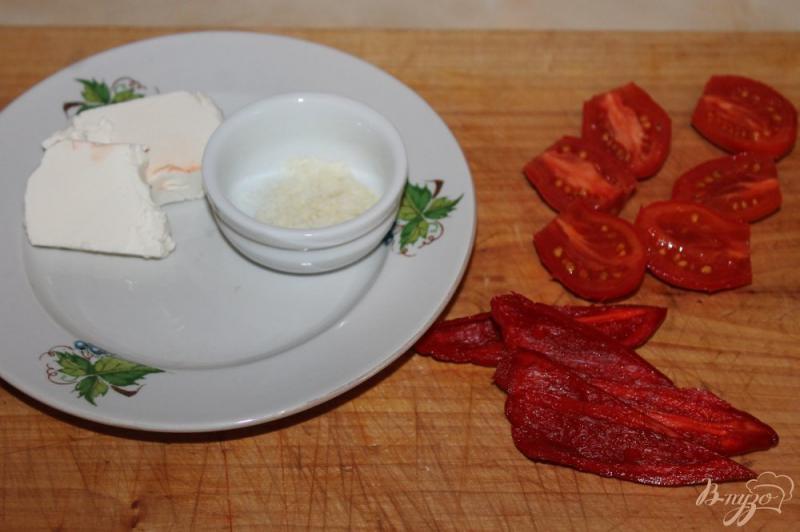 Фото приготовление рецепта: Баклажанный веер с перцем, помидорами и фетой шаг №3