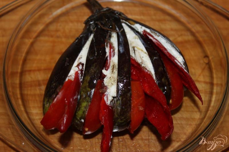 Фото приготовление рецепта: Баклажанный веер с перцем, помидорами и фетой шаг №4