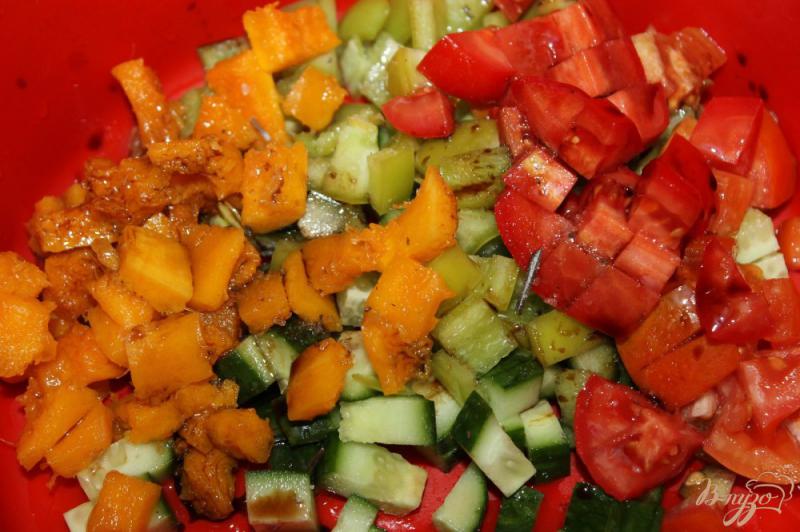 Фото приготовление рецепта: Витаминный овощной салат с печеной тыквой шаг №5