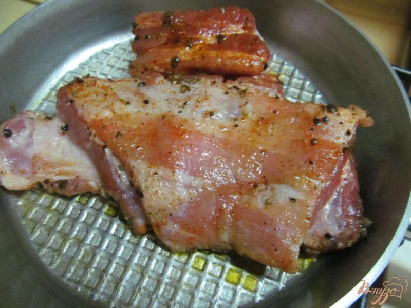 Фото приготовление рецепта: Тушеные свиные ребра на овощах шаг №2