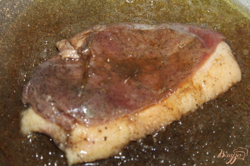 Фото приготовление рецепта: Утиная грудка в кисло - сладком смородиновом соусе шаг №6