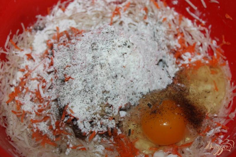 Фото приготовление рецепта: Картофельные драники с печеным баклажаном и чесноком шаг №4
